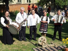В "Център за психично здраве - Велико Търново" ЕООД през 2012г. е създаден оркестър "Хипократ", в ...